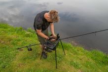 Avid Carp Stojan na Vedro Bait Station (11)