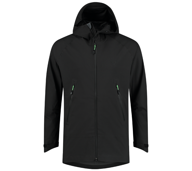 Korda bunda drykore jacket black - xxxl.
 Windproof - Aj keď je určený na nosenie cez vrchnú časť odevu počas chladnejších mesiacov, aj cez to hrá tiež veľkú úlohu pri udržiavaní tepla, pretože je dokonale odolná voči vetru, dokonca ani tá najsilnejšia víchrica sa cez ňu nedostane.
 STRETCH FIT - High-tech tkaný materiál, ktorý sme použili, je odolný proti vode a vetru a poskytuje výnimočné pohodlie spolu s veľmi pružným materiálom, čo znamená, že zatiaľ čo bunda bola navrhnutá tak, aby zabránila prieniku dažďa alebo vetra, tiež umožňuje získate úplnú slobodu pohybu a vy tým nebudete nijako obmedzení, pokiaľ ide o rybolov.
 Bunda DRYKORE prešla rozsiahlym testovaním, aby bolo všetko dokonalé, za posledné dva roky ste iste videli Dannyho a jeho tím v našich videách.
 Golier je dostatočne vysoký, aby nedochádzalo k prefúknutiu, to tiež zabráni trenie zipsu o tvár alebo bradu, čo vás udrží v úplnom komforte.
 Je tvarovaná okolo pása tak, aby bol vzadu dlhšia, čo znamená, že vás stále udrží v suchu, keď si sadnete, ohnete, a voda sa vám tak nedostane kam nemá.
 Zipsy sú vysoko kvalitné a boli navrhnuté tak, aby zabránili prieniku vody cez hlavný zips alebo do dvoch veľkých vonkajších vreciek, ktoré možno použiť buď na uloženie vecí, alebo na ochranu rúk pred chladným alebo daždivým počasím.