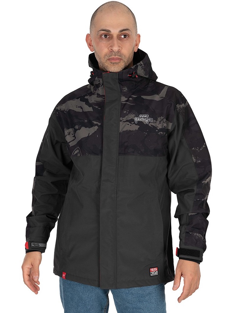 Fox rage bunda rs triple layer jacket - xxl.
 RS Triple Layer Jacket •Nové trojvrstvové prevedenie, TPU laminovaný vodeodolný materiál •25,000 mm vodný stĺpec •3,000 g/m2 priedušnosť •Kompletne podlepené švy •Vodotesné vonkajšie zipsy YKK •Vonkajšia klopa proti dažďu •Dvojito vyvedená sťahovacia šnúrka lemu •Veľké klopy na vreckách •Neoprénové manžety •Vnútorné vrecko na zips •Manžety z elastickej časti doplnené nastavovacím pásikom v prevedení „háčik a očko“ •Pútka pre ľahké odopnutie pásikov manžiet •Nastaviteľná kapucňa • Kapucňa vybavená pevným šiltom •Decentný Fox Rage camo design •Kvalitná výroba •Vonkajšia látka: 70% Nylon Rip Stop, 30% Polyester •Podšívka 100% Polyester •K dostaniu vo veľkostiach S, M, L, XL, XXL a XXXL