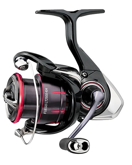 Daiwa navijak 23 fuego lt 1000 d.
   Parametre: •Dizajn AIRDRIVE • Telo valca ZAION V® •Konštrukcia tela MagSealed® •6 guličkových ložísk •ZAION V® AIRDRIVE ROTOR® •Prevody TOUGH DIGIGEAR® •Krížové navíjanie vlasca Cross Wrap® •Kovaná hliníková cievka na ďaleké hody ABS® •Rolový držiak AIRDRIVE Valček Twist Buster® III