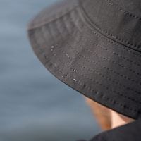 Avid Carp Klobúk Stealth Black Bucket Hat (2)