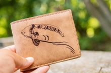 Giants Fishing Peňaženka Hnedá Plávajúci Kapor Brown Wallet Swimming Carp (4)