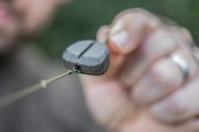 Avid Carp Priebežné Olovo In-Line Flat Pear (1)