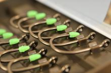 Korda Háčiky Kaptor Wide Gape Gravel 10 Stuck (1)