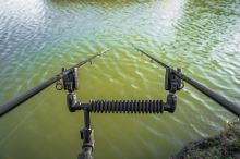 Korum Rameno Teleskopické s Hrazdami XS Two Rod Arm & Rests (13)