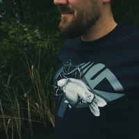 Giants Fishing Tričko Modré Rybár s Kaprom (3)