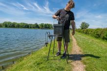Avid Carp Stojan na Vedro Bait Station (6)