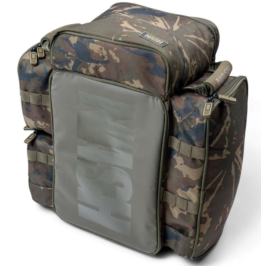 Nash batoh subterfuge rucksack small 35 l.
 Unikátny dizajn umožňuje pripnutie ramenných popruhov k zadnej strane, čím sa vytvorí praktická rovná plocha pre umiestnenie priloženej magnetickej tácky.
 •Hlavný priestor batohu má objem 35 litrov.