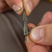 Avid Carp Montáž Outline FleckTone Fused Lead QC Clips (8)