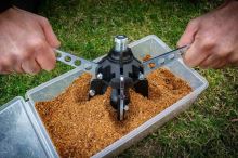 Wolf Tvarovač kŕmnych gulí Ball Maker Kit (5)