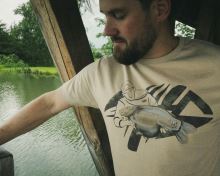 Giants Fishing Tričko Pánske Rybár s Kaprom Béžové (1)