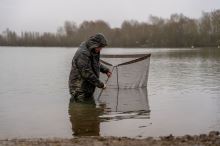 Avid Carp Podberák PRO-Tect Net 8ft 2-Diel (10)