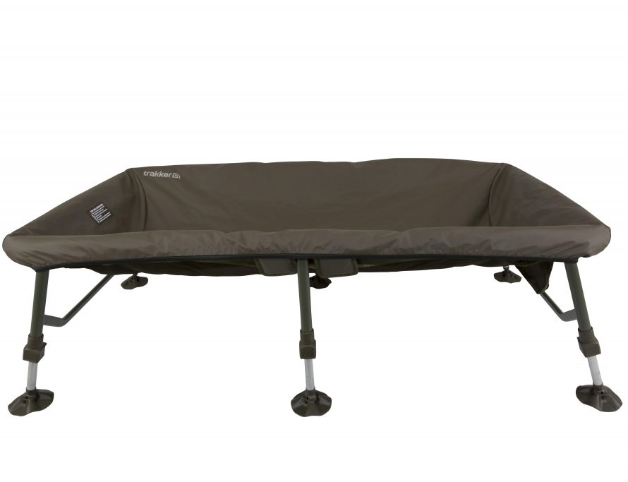 Trakker podložka sanctuary cradle xl.
   
   
 vlastnosti produktu 
 prehoz z materiálu 420D PVC, ktorý je šetrný k rybám a možno ho jednoducho umyť môže byť použitý, aby držal v podložke vodu alebo na prikrytie ryby rýchloschnúca sieťka na vnútornej časti podložky je vyrobená z rovnakého materiálu ako Sanctuary Retention Sling V2 vysoko hustotná pena po stranách okolo rámu podložky 6 nastaviteľných nôh s pätkami proti zaboreniu do zeme vďaka bezpečnostným poistkám na nohách môžete podložku postaviť na akomkoľvek teréne na bočnej strane sa nachádza veľké vrecko na uchovanie váhy a ďalšieho príslušenstva malý gumový návod pre správne zaobchádzanie s úlovkom rýchle rozbaľovanie a balenie pri zložení má podložka plochý profil, čo je praktické pri preprave dodávané s prepravnou taškou 
   
 technické špecifikácie 
 
 Materiál: Polyester / PVC 
 Rozmery:130 (D) x 70 (Š) x 35 (V) cm  
 Hmotnosť: 7,55 kg