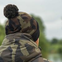 Avid Carp Čiapka Black And Camo Bobble Hat (1)